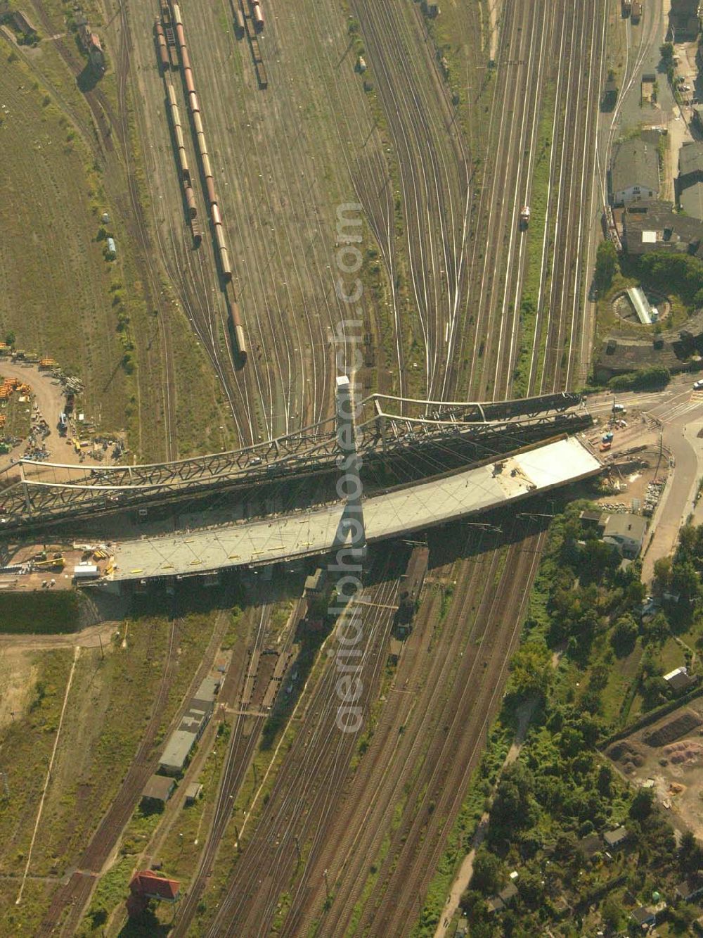 Aerial image Halle (Sachsen-Anhalt) - Im Februar 2004 haben die Arbeiten zum Neubau der Berliner Brücke begonnen. Abgeschlossen wird das Bauvorhaben Mitte 2006. Dies sieht eine entsprechende Objektplanung vor, die in der Bauverwaltung der Stadt Halle erarbeitet wurde. Das Projekt wird insgesamt etwa 28 Mio. Euro kosten.