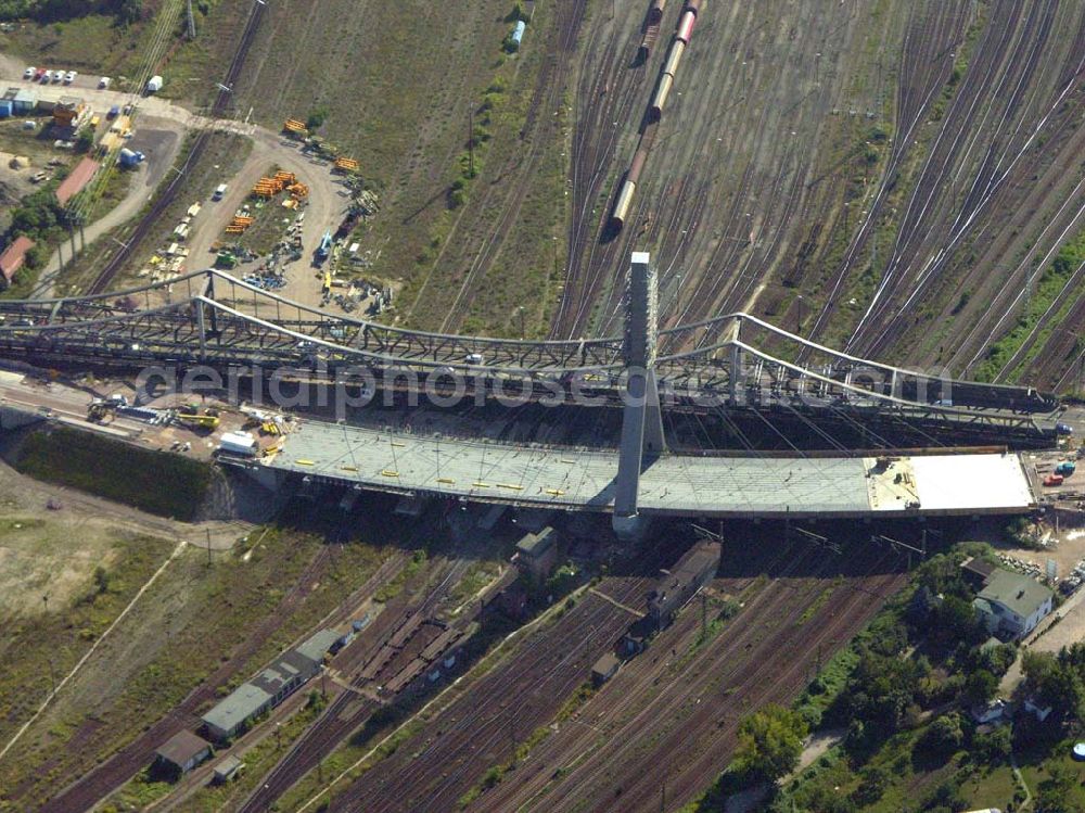 Aerial photograph Halle (Sachsen-Anhalt) - Im Februar 2004 haben die Arbeiten zum Neubau der Berliner Brücke begonnen. Abgeschlossen wird das Bauvorhaben Mitte 2006. Dies sieht eine entsprechende Objektplanung vor, die in der Bauverwaltung der Stadt Halle erarbeitet wurde. Das Projekt wird insgesamt etwa 28 Mio. Euro kosten.