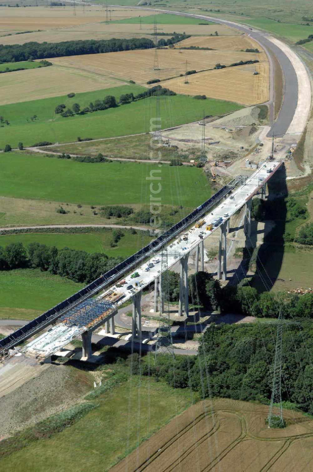 Ettenhausen from above - Blick auf die Baustelle der neuen Nessetalbrücke mit einer Länge von 380 m. Die Brücke ist Teil des Projekt Nordverlegung / Umfahrung Hörselberge der Autobahn E40 / A4 in Thüringen bei Eisenach. Durchgeführt werden die im Zuge dieses Projektes notwendigen Arbeiten unter an derem von den Mitarbeitern der Niederlassung Weimar der EUROVIA Verkehrsbau Union sowie der Niederlassungen Abbruch und Erdbau, Betonstraßenbau, Ingenieurbau und TECO Schallschutz der EUROVIA Beton sowie der DEGES.