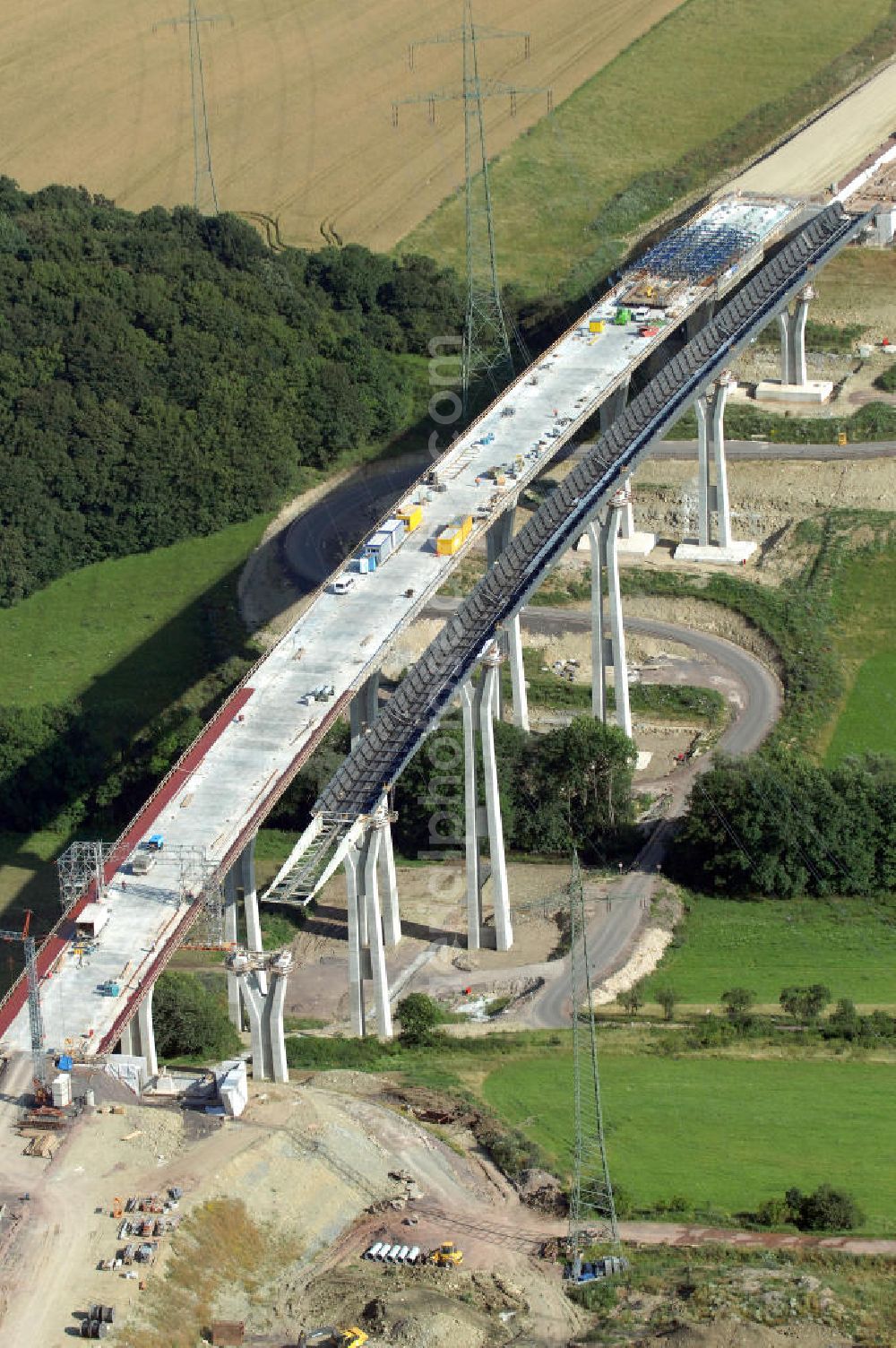 Aerial image Ettenhausen - Blick auf die Baustelle der neuen Nessetalbrücke mit einer Länge von 380 m. Die Brücke ist Teil des Projekt Nordverlegung / Umfahrung Hörselberge der Autobahn E40 / A4 in Thüringen bei Eisenach. Durchgeführt werden die im Zuge dieses Projektes notwendigen Arbeiten unter an derem von den Mitarbeitern der Niederlassung Weimar der EUROVIA Verkehrsbau Union sowie der Niederlassungen Abbruch und Erdbau, Betonstraßenbau, Ingenieurbau und TECO Schallschutz der EUROVIA Beton sowie der DEGES.