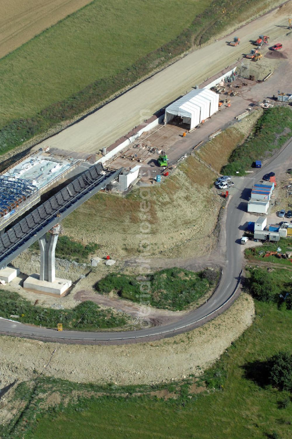 Ettenhausen from the bird's eye view: Blick auf die Baustelle der neuen Nessetalbrücke mit einer Länge von 380 m. Die Brücke ist Teil des Projekt Nordverlegung / Umfahrung Hörselberge der Autobahn E40 / A4 in Thüringen bei Eisenach. Durchgeführt werden die im Zuge dieses Projektes notwendigen Arbeiten unter an derem von den Mitarbeitern der Niederlassung Weimar der EUROVIA Verkehrsbau Union sowie der Niederlassungen Abbruch und Erdbau, Betonstraßenbau, Ingenieurbau und TECO Schallschutz der EUROVIA Beton sowie der DEGES.