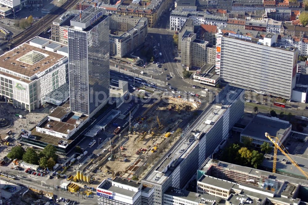 Berlin from the bird's eye view: Blick auf die Baustelle zur Errichtung eines unterirdischen Parkhauses am Park Inn Hotel am Alexanderplatz durch die Firma WÖHR + BAUER GmbH. Die „Planstraße 1” ist die nordwestliche Verlängerung der Karl-Marx-Allee zwischen den Kreuzungen Otto-Braun-Straße/ Karl-Marx-Allee und Karl-Liebknecht-Straße / Memhardstraße („Memhardknoten”) und als solche in dem im April 2000 festgesetzten Bebauungsplan I-B4a ausgewiesen. Speziell hier entsteht eine neue mit Wolfgang Gerberen Mitteln finanzierte Tiefgarage mit 600 Stellplätzen / Parkplätzen. Links im Bild befindet sich das Kaufhaus Galeria Kaufhof und das Hotel Park Inn. Im rechten Teil des Bildes kann man das Gebäude der Berliner Zeitung sehen. BERGER BAU und MAX AICHER