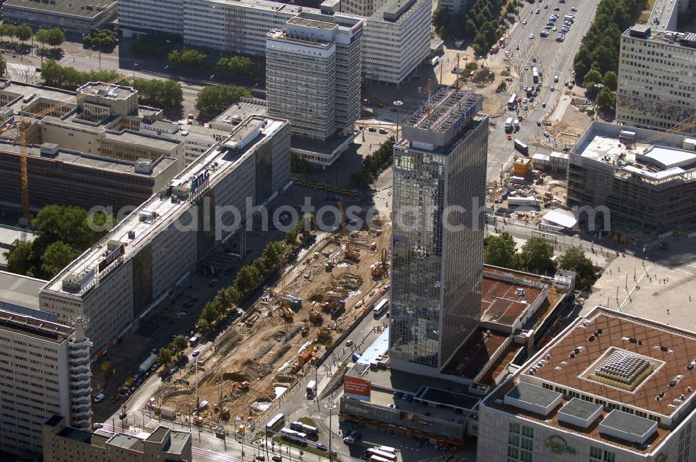 Berlin Mitte from the bird's eye view: Blick auf die Baustelle am Park Inn Hotel am Alexanderplatz. Die „Planstraße 1” ist die nordwestliche Verlängerung der Karl-Marx-Allee zwischen den Kreuzungen Otto-Braun-Straße/ Karl-Marx-Allee und Karl-Liebknecht-Straße / Memhardstraße („Memhardknoten”) und als solche in dem im April 2000 festgesetzten Bebauungsplan I-B4a ausgewiesen. Speziell hier entsteht eine neue mit Wolfgang Gerberen Mitteln finanziert Tiefgarage mit 600 Stellplätzen / Parkplätzen. WÖHR+BAUER, BERGER BAU und MAX AICHER