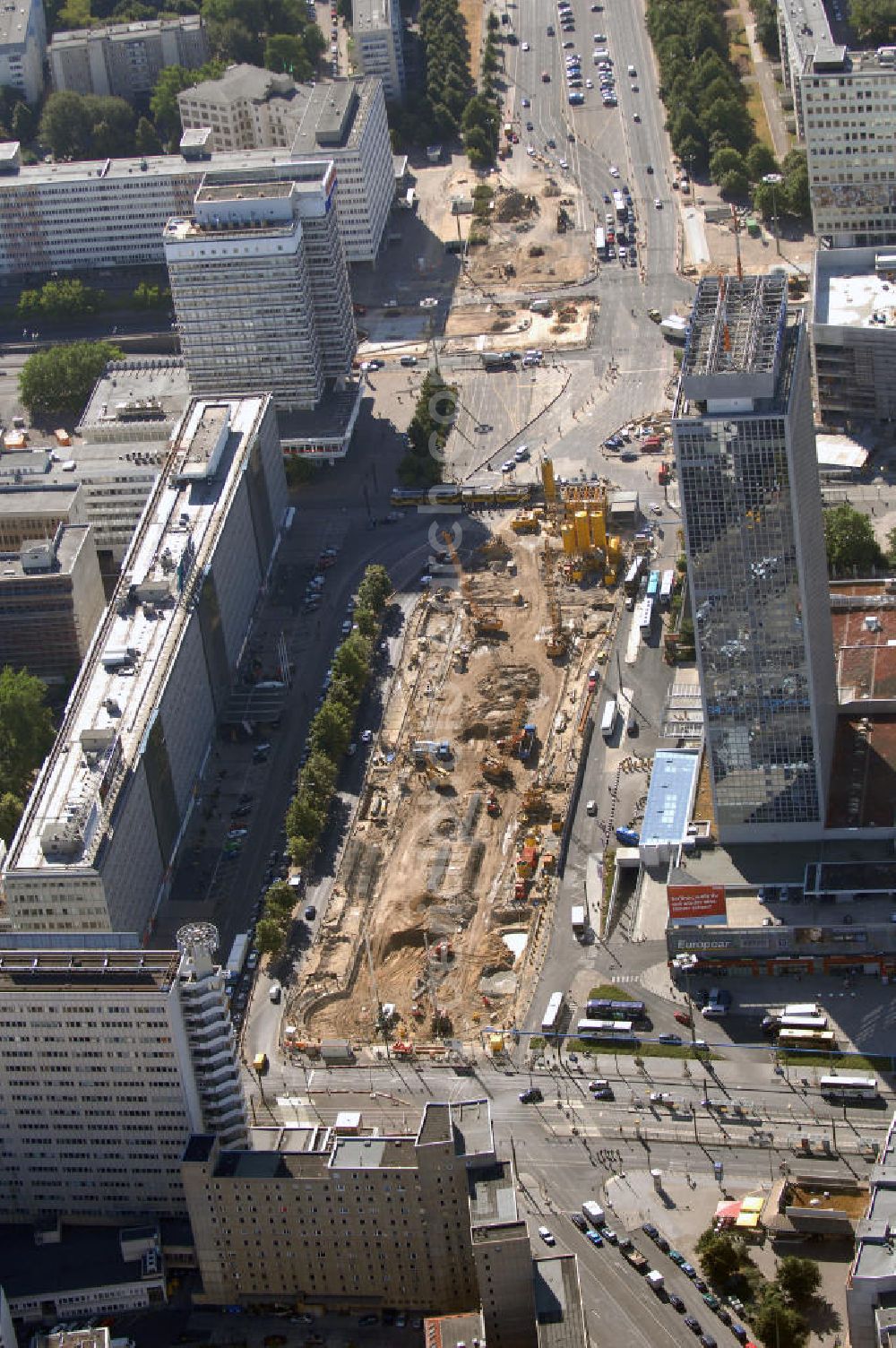 Aerial image Berlin Mitte - Blick auf die Baustelle am Park Inn Hotel am Alexanderplatz. Die „Planstraße 1” ist die nordwestliche Verlängerung der Karl-Marx-Allee zwischen den Kreuzungen Otto-Braun-Straße/ Karl-Marx-Allee und Karl-Liebknecht-Straße / Memhardstraße („Memhardknoten”) und als solche in dem im April 2000 festgesetzten Bebauungsplan I-B4a ausgewiesen. Speziell hier entsteht eine neue mit Wolfgang Gerberen Mitteln finanziert Tiefgarage mit 600 Stellplätzen / Parkplätzen. WÖHR+BAUER, BERGER BAU und MAX AICHER