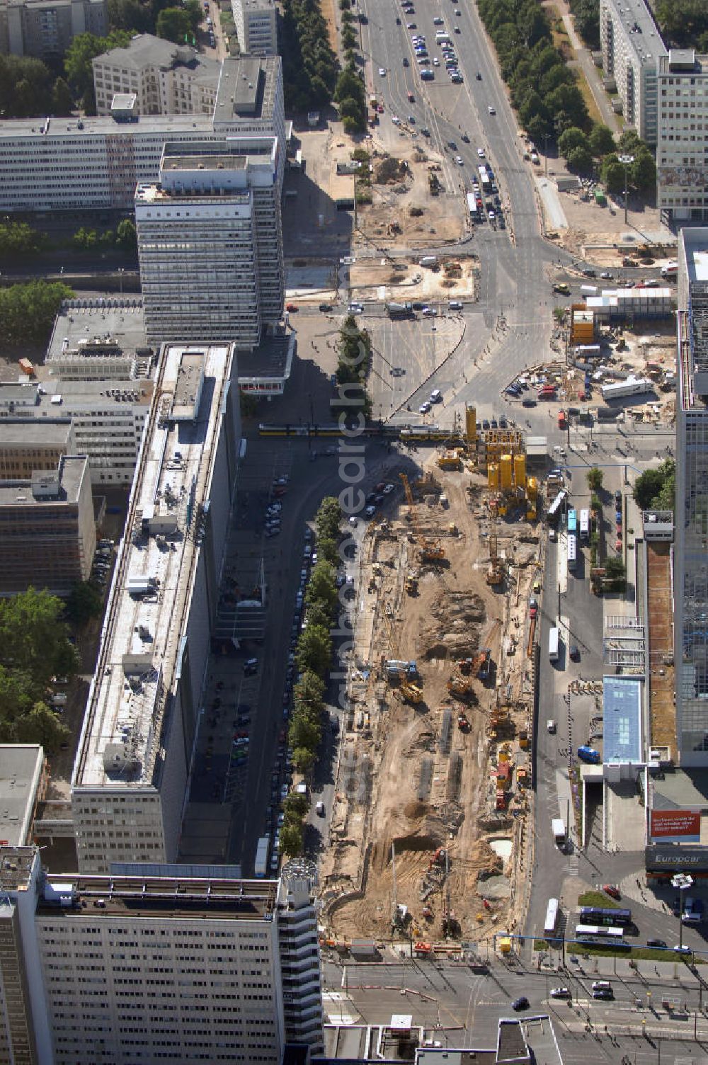 Aerial photograph Berlin Mitte - Blick auf die Baustelle am Park Inn Hotel am Alexanderplatz. Die „Planstraße 1” ist die nordwestliche Verlängerung der Karl-Marx-Allee zwischen den Kreuzungen Otto-Braun-Straße/ Karl-Marx-Allee und Karl-Liebknecht-Straße / Memhardstraße („Memhardknoten”) und als solche in dem im April 2000 festgesetzten Bebauungsplan I-B4a ausgewiesen. Speziell hier entsteht eine neue mit Wolfgang Gerberen Mitteln finanziert Tiefgarage mit 600 Stellplätzen / Parkplätzen. WÖHR+BAUER, BERGER BAU und MAX AICHER