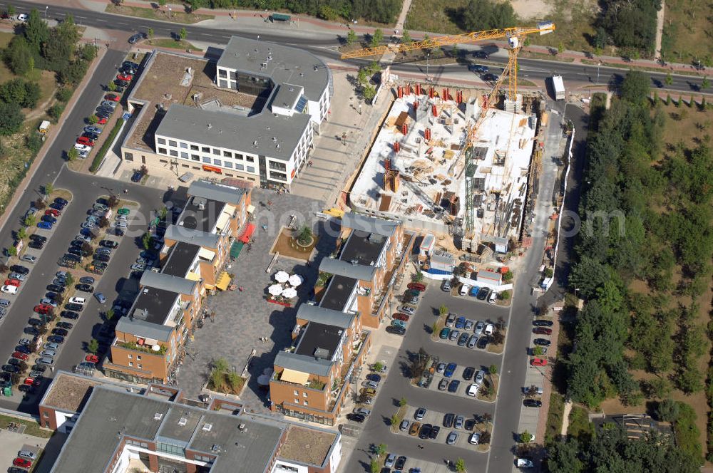 Kleinmachnow from the bird's eye view: Blick auf eine Baustelle am Rathausmarkt in Kleinmachnow. Als Pendant zum Ärztehaus entsteht hier ein weiteres Geschäfthaus mit Einzelhandels- und Dienstleistungsflächen und rundet den Rathausmarkt architektonisch ab. Projektentwickler:Kondor Wessels Bouw Berlin GmbH, Klärwerkstraße 1, 13597 Berlin, Tel. +49 (0)30 35183122, Fax +49 (0)30 35183129