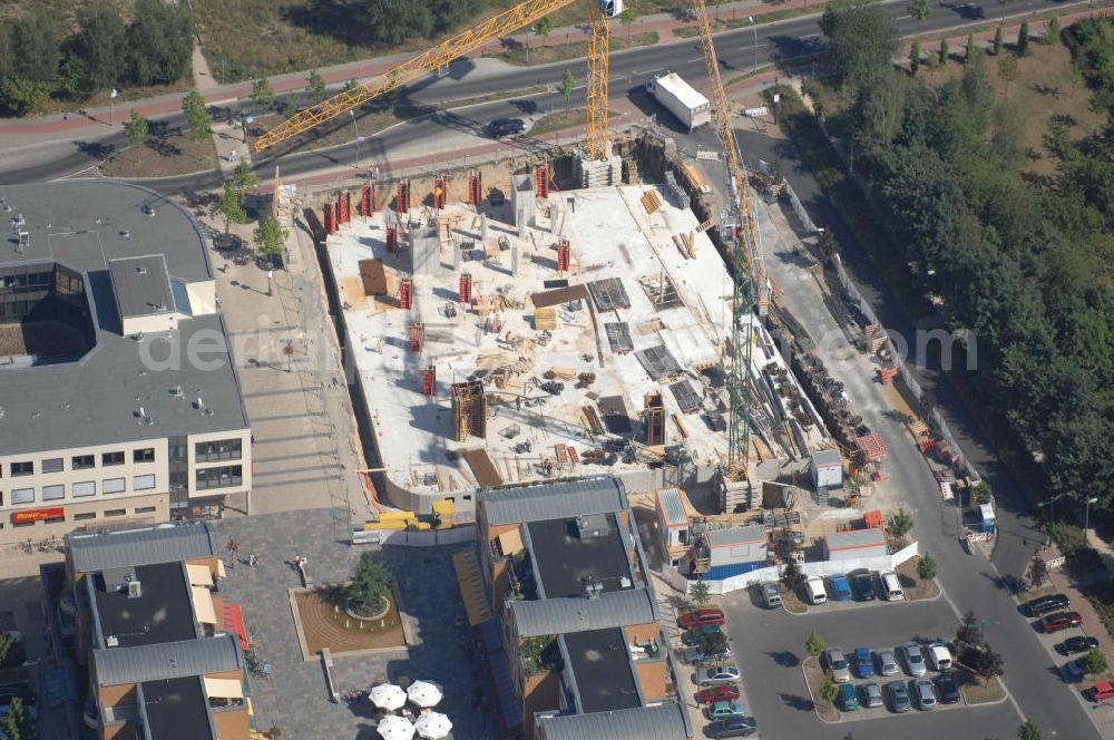 Aerial image Kleinmachnow - Blick auf eine Baustelle am Rathausmarkt in Kleinmachnow. Als Pendant zum Ärztehaus entsteht hier ein weiteres Geschäfthaus mit Einzelhandels- und Dienstleistungsflächen und rundet den Rathausmarkt architektonisch ab. Projektentwickler:Kondor Wessels Bouw Berlin GmbH, Klärwerkstraße 1, 13597 Berlin, Tel. +49 (0)30 35183122, Fax +49 (0)30 35183129