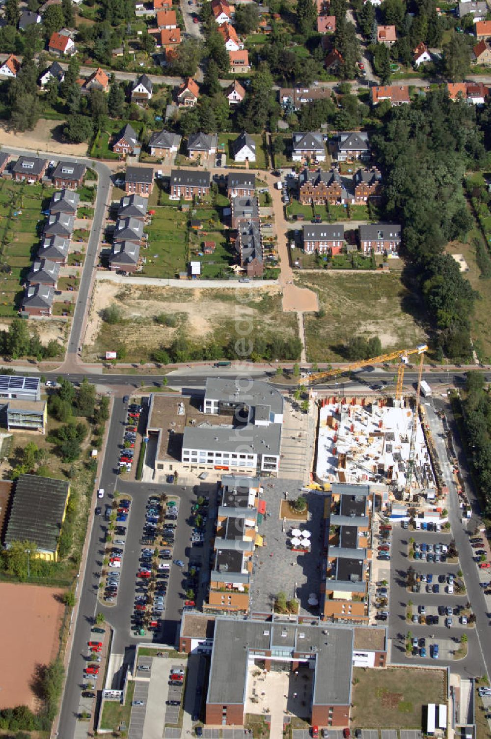 Aerial photograph Kleinmachnow - Blick auf eine Baustelle am Rathausmarkt in Kleinmachnow. Als Pendant zum Ärztehaus entsteht hier ein weiteres Geschäfthaus mit Einzelhandels- und Dienstleistungsflächen und rundet den Rathausmarkt architektonisch ab. Projektentwickler:Kondor Wessels Bouw Berlin GmbH, Klärwerkstraße 1, 13597 Berlin, Tel. +49 (0)30 35183122, Fax +49 (0)30 35183129