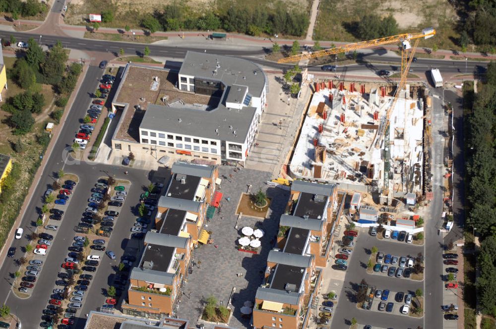 Kleinmachnow from above - Blick auf eine Baustelle am Rathausmarkt in Kleinmachnow. Als Pendant zum Ärztehaus entsteht hier ein weiteres Geschäfthaus mit Einzelhandels- und Dienstleistungsflächen und rundet den Rathausmarkt architektonisch ab. Projektentwickler:Kondor Wessels Bouw Berlin GmbH, Klärwerkstraße 1, 13597 Berlin, Tel. +49 (0)30 35183122, Fax +49 (0)30 35183129