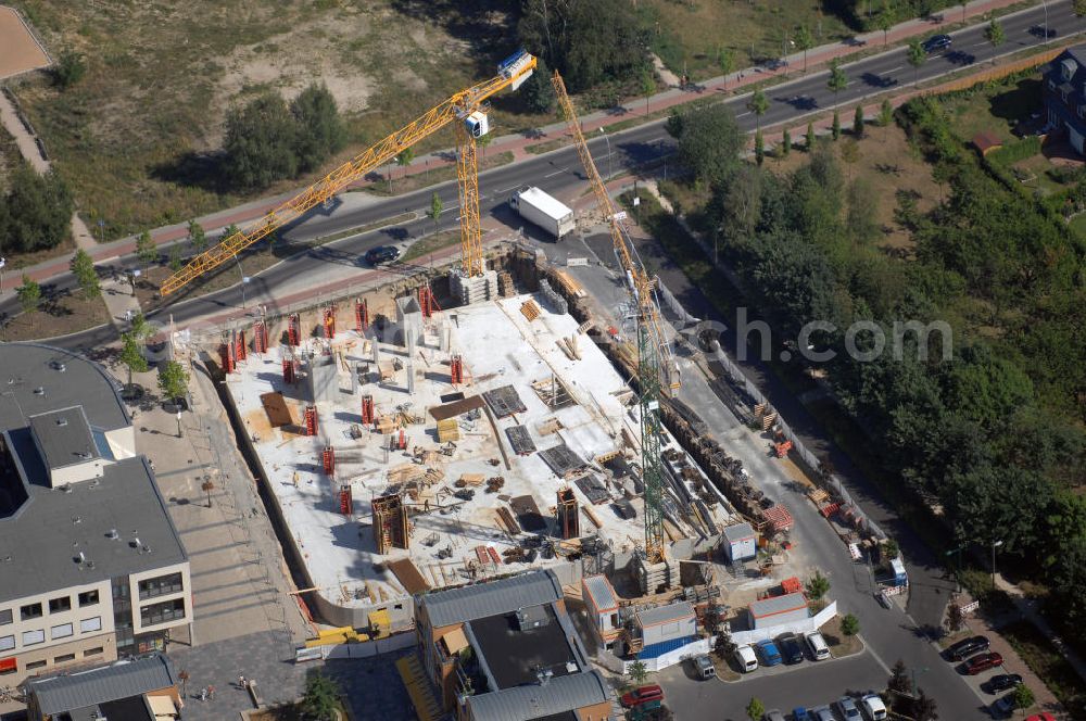 Kleinmachnow from the bird's eye view: Blick auf eine Baustelle am Rathausmarkt in Kleinmachnow. Als Pendant zum Ärztehaus entsteht hier ein weiteres Geschäfthaus mit Einzelhandels- und Dienstleistungsflächen und rundet den Rathausmarkt architektonisch ab. Projektentwickler:Kondor Wessels Bouw Berlin GmbH, Klärwerkstraße 1, 13597 Berlin, Tel. +49 (0)30 35183122, Fax +49 (0)30 35183129