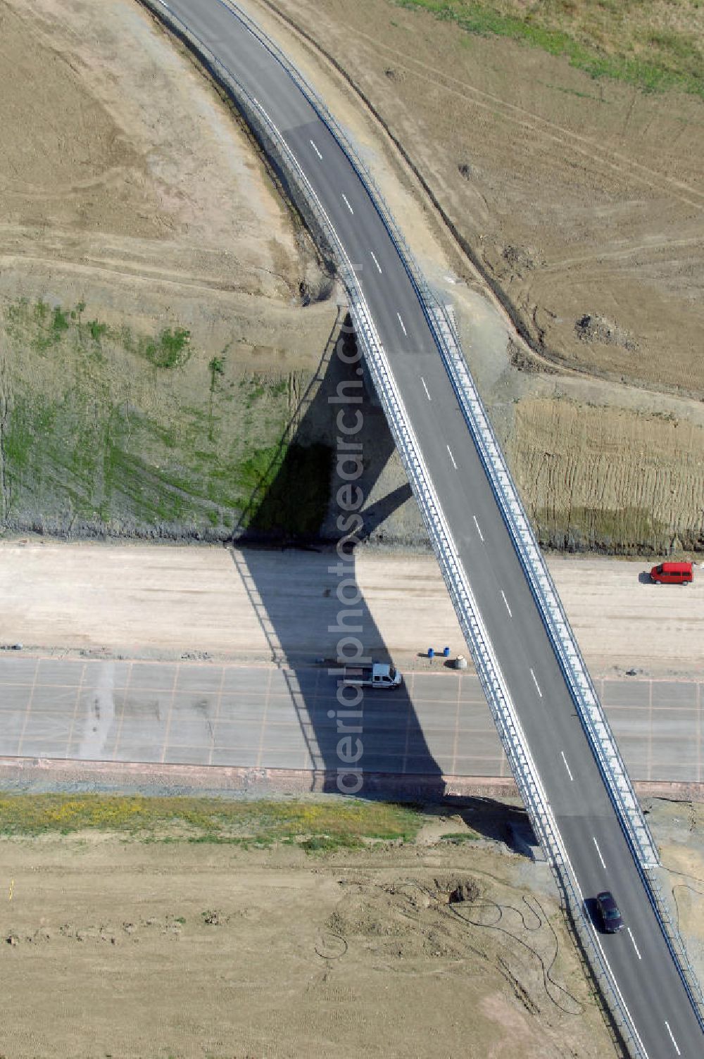 Madelungen from the bird's eye view: Blick auf die Baustelle der Strassenbrücke zwischen Stregda und Madelungen welche über die A4 führt. Der Neubau ist Teil des Projekt Nordverlegung / Umfahrung Hörselberge der Autobahn E40 / A4 in Thüringen bei Eisenach. Durchgeführt werden die im Zuge dieses Projektes notwendigen Arbeiten unter an derem von den Mitarbeitern der Niederlassung Weimar der EUROVIA Verkehrsbau Union sowie der Niederlassungen Abbruch und Erdbau, Betonstraßenbau, Ingenieurbau und TECO Schallschutz der EUROVIA Beton sowie der DEGES.