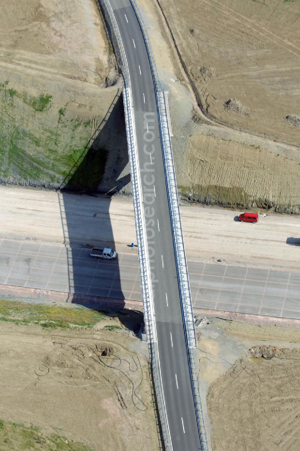 Aerial image Madelungen - Blick auf die Baustelle der Strassenbrücke zwischen Stregda und Madelungen welche über die A4 führt. Der Neubau ist Teil des Projekt Nordverlegung / Umfahrung Hörselberge der Autobahn E40 / A4 in Thüringen bei Eisenach. Durchgeführt werden die im Zuge dieses Projektes notwendigen Arbeiten unter an derem von den Mitarbeitern der Niederlassung Weimar der EUROVIA Verkehrsbau Union sowie der Niederlassungen Abbruch und Erdbau, Betonstraßenbau, Ingenieurbau und TECO Schallschutz der EUROVIA Beton sowie der DEGES.