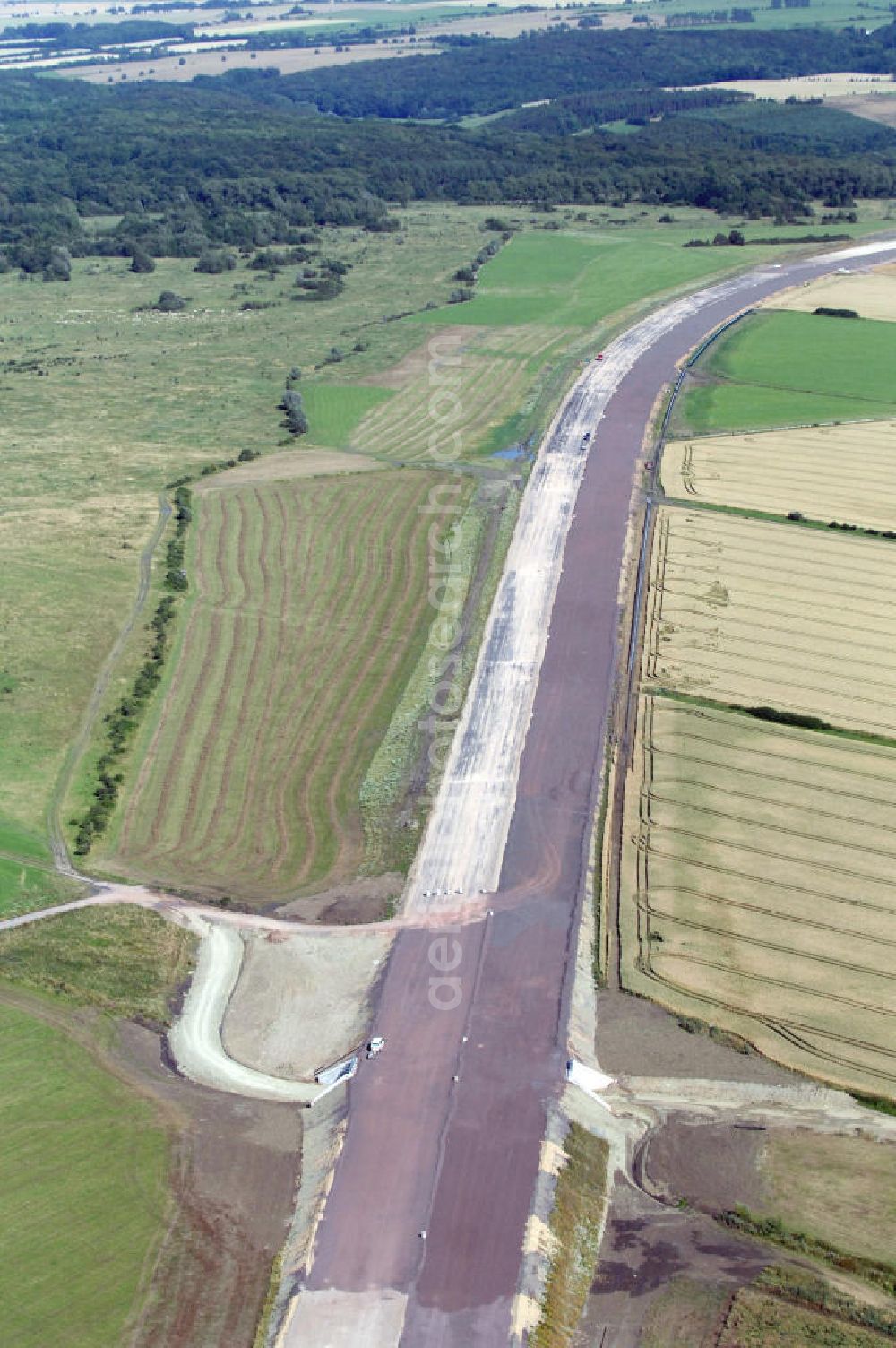 Wenigenlupnitz from above - Blick auf die Baustelle einer Unterführung der A4 bei Wenigenlupnitz östlich der PWC-Anlage / Rastplatz. Der Neubau ist Teil des Projekt Nordverlegung / Umfahrung Hörselberge der Autobahn E40 / A4 in Thüringen bei Eisenach. Durchgeführt werden die im Zuge dieses Projektes notwendigen Arbeiten unter an derem von den Mitarbeitern der Niederlassung Weimar der EUROVIA Verkehrsbau Union sowie der Niederlassungen Abbruch und Erdbau, Betonstraßenbau, Ingenieurbau und TECO Schallschutz der EUROVIA Beton sowie der DEGES.