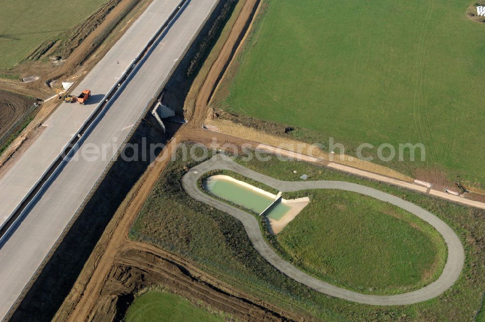 Wenigenlupnitz from above - Blick auf die Baustelle einer Unterführung mit Regenrückhaltebecken der A4 bei Wenigenlupnitz westlich der PWC-Anlage / Rastplatz. Der Neubau ist Teil des Projekt Nordverlegung / Umfahrung Hörselberge der Autobahn E40 / A4 in Thüringen bei Eisenach. Durchgeführt werden die im Zuge dieses Projektes notwendigen Arbeiten unter an derem von den Mitarbeitern der Niederlassung Weimar der EUROVIA Verkehrsbau Union sowie der Niederlassungen Abbruch und Erdbau, Betonstraßenbau, Ingenieurbau und TECO Schallschutz der EUROVIA Beton sowie der DEGES.