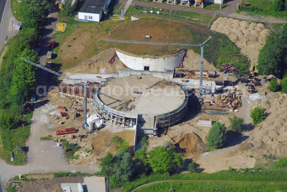 Aerial photograph Bitterfeld - Blick auf die Baustelle Wasserzentrum Bitterfeld.Aus dem 1992 stillgelegten Wasserwerk wird ein Informations- und Bildungszentrum errichtet. Aus dem Gedanken, das Bitterfelder Wasserwerk in die Konzeption der Wasserfront mit einzubeziehen und einer öffentlichen Nutzung zuzuführen, entstanden 1996 die Idee für die Nutzung der Anlagen und Gebäude aus den Jahren 1910 bis 1983 durch Umwandlung in ein Wasserzentrum. Zur Umsetzung dieser Idee gründete sich im Jahr 1999 der Trägerverein Wasserzentrum Bitterfeld e.V.Die zwei Wasserspeicher werden umgebaut, um Ausstellungen, Konzerte und Informationsveranstaltungen durchzuführen.Trägerverein Wasserzentrum e.V.,Berliner Straße 6,06749 Bitterfeld,(03493) 512 720,Fax:(03493) 512 721,e-Mail: info@ipg-bitterfeld.de