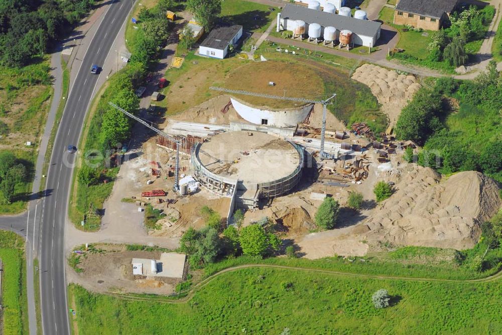 Bitterfeld from the bird's eye view: Blick auf die Baustelle Wasserzentrum Bitterfeld.Aus dem 1992 stillgelegten Wasserwerk wird ein Informations- und Bildungszentrum errichtet. Aus dem Gedanken, das Bitterfelder Wasserwerk in die Konzeption der Wasserfront mit einzubeziehen und einer öffentlichen Nutzung zuzuführen, entstanden 1996 die Idee für die Nutzung der Anlagen und Gebäude aus den Jahren 1910 bis 1983 durch Umwandlung in ein Wasserzentrum. Zur Umsetzung dieser Idee gründete sich im Jahr 1999 der Trägerverein Wasserzentrum Bitterfeld e.V.Die zwei Wasserspeicher werden umgebaut, um Ausstellungen, Konzerte und Informationsveranstaltungen durchzuführen.Trägerverein Wasserzentrum e.V.,Berliner Straße 6,06749 Bitterfeld,(03493) 512 720,Fax:(03493) 512 721,e-Mail: info@ipg-bitterfeld.de