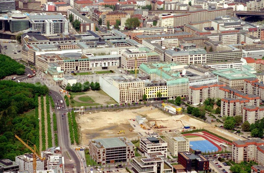 Aerial image Berlin - Blick auf die Baustelle zum Nationalen Holocaustdenkmal an der Wilhelmstraße in Berlin - Mitte auf dem ehemaligen Grenzstreifen.