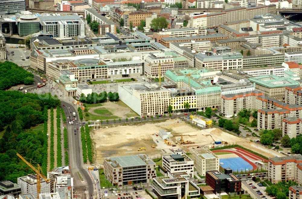 Aerial photograph Berlin - Blick auf die Baustelle zum Nationalen Holocaustdenkmal an der Wilhelmstraße in Berlin - Mitte auf dem ehemaligen Grenzstreifen.