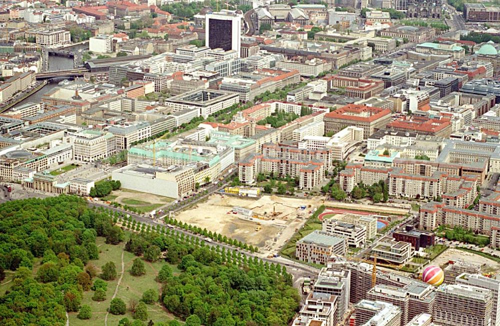 Berlin from the bird's eye view: Blick auf die Baustelle zum Nationalen Holocaustdenkmal an der Wilhelmstraße in Berlin - Mitte auf dem ehemaligen Grenzstreifen.