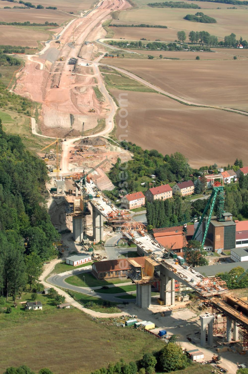 Sollstedt from above - Blick auf die Baustelle zur Bundesautobahn A38 bei Sollstedt. Momentan wird u. a. bei Sollstedt die Bundesautobahn A38 gebaut. Sie ist eines der Verkehrsprojekte Deutsche Einheit und soll eine Verbindung von Halle/Leipzig zum Ruhrgebiet herstellen. Hierbei durchläuft sie die Bundesländer Niedersachsen, Hessen, Thüringen, Sachsen-Anhalt sowie Sachsen. Die Gesamtlänge der Autobahn beläuft sich auf 208 km. Kontakt: DEGES Deutsche Einheit Fernstraßenplanungs- und -bau GmbH, Öffentlichkeitsarbeit, Zimmerstraße 54, 10117 Berlin, Tel.: +49(0)30 202 43 352, Fax: 030-202 43 591, E-Mail: info@deges.de