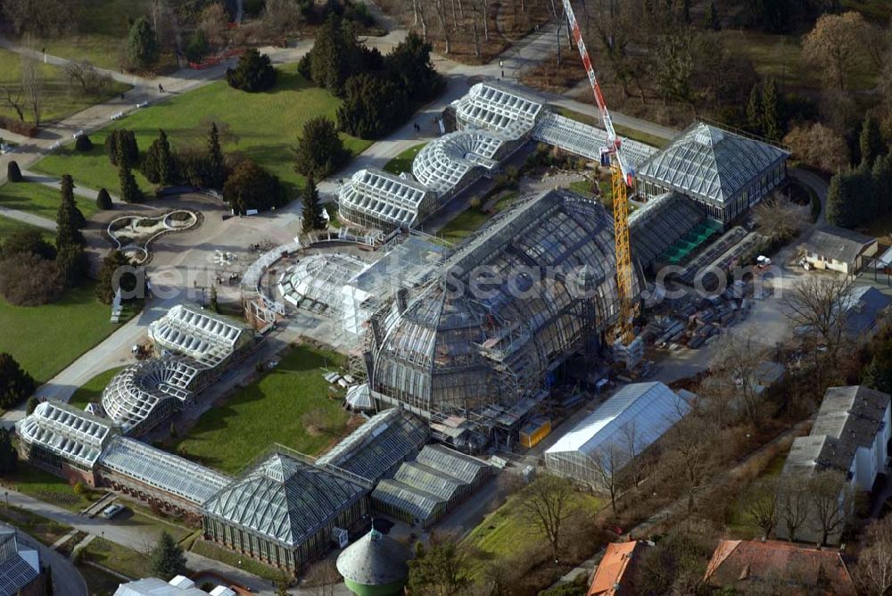 Aerial image Berlin - Dahlem - Blick auf die Baustelle zur Grundsanierung des 100 Jahre alten Wahrzeichens des Botanischen Garten Berlin-Dahlem,dem Großen Tropenhauses.Die Grundsanierung des Großen Tropenhauses war unumgänglich, da das denkmalgeschützte Wahrzeichen für Wissenschaft, Forschung und Lehre sowie für die breite Öffentlichkeit dauerhaft erhalten werden soll. Alle technischen Anlagen sind stark überaltert und entsprechend störanfällig. Das Ausfallrisiko und somit das Gefährdungspotential für die wertvolle Pflanzensammlung ist hoch. Funktionierende Regelungsmöglichkeiten im heutigen Sinne existierten nicht. Die kranartige Befahranlage zur Pflege der riesigen Pflanzen und zur Wartung der Glashülle von innen kann nicht mehr eingesetzt werden. Millionen feiner Haarrisse durchziehen die großflächigen Verglasungen. Seit August 2006 dauernd die bis zum Dezember 2008 geplanten Sanierungsarbeiten.Botanischer Garten und Botanisches Museum Berlin-Dahlem (BGBM) Zentraleinrichtung der Freien Universität Berlin,Königin-Luise-Str. 6-8, 14195 Berlin,Telefon: (+4930) 838-50100 http://