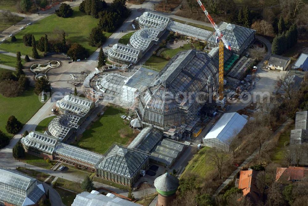 Aerial photograph Berlin - Dahlem - Blick auf die Baustelle zur Grundsanierung des 100 Jahre alten Wahrzeichens des Botanischen Garten Berlin-Dahlem,dem Großen Tropenhauses.Die Grundsanierung des Großen Tropenhauses war unumgänglich, da das denkmalgeschützte Wahrzeichen für Wissenschaft, Forschung und Lehre sowie für die breite Öffentlichkeit dauerhaft erhalten werden soll. Alle technischen Anlagen sind stark überaltert und entsprechend störanfällig. Das Ausfallrisiko und somit das Gefährdungspotential für die wertvolle Pflanzensammlung ist hoch. Funktionierende Regelungsmöglichkeiten im heutigen Sinne existierten nicht. Die kranartige Befahranlage zur Pflege der riesigen Pflanzen und zur Wartung der Glashülle von innen kann nicht mehr eingesetzt werden. Millionen feiner Haarrisse durchziehen die großflächigen Verglasungen. Seit August 2006 dauernd die bis zum Dezember 2008 geplanten Sanierungsarbeiten.Botanischer Garten und Botanisches Museum Berlin-Dahlem (BGBM) Zentraleinrichtung der Freien Universität Berlin,Königin-Luise-Str. 6-8, 14195 Berlin,Telefon: (+4930) 838-50100 http://