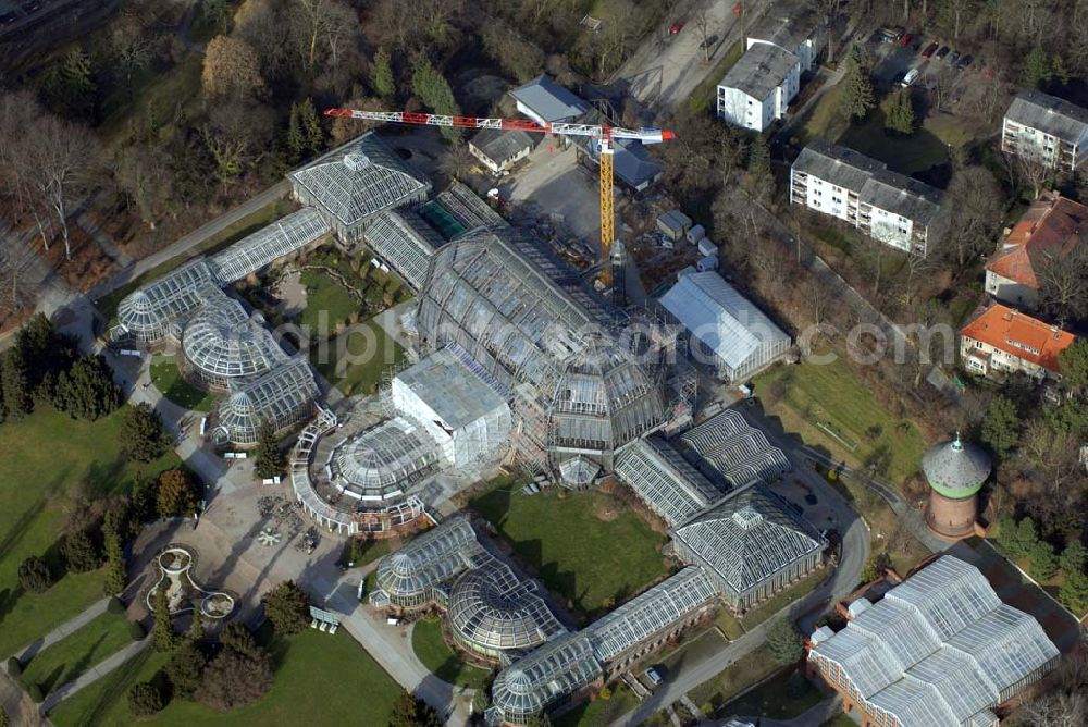 Berlin - Dahlem from above - Blick auf die Baustelle zur Grundsanierung des 100 Jahre alten Wahrzeichens des Botanischen Garten Berlin-Dahlem,dem Großen Tropenhauses.Die Grundsanierung des Großen Tropenhauses war unumgänglich, da das denkmalgeschützte Wahrzeichen für Wissenschaft, Forschung und Lehre sowie für die breite Öffentlichkeit dauerhaft erhalten werden soll. Alle technischen Anlagen sind stark überaltert und entsprechend störanfällig. Das Ausfallrisiko und somit das Gefährdungspotential für die wertvolle Pflanzensammlung ist hoch. Funktionierende Regelungsmöglichkeiten im heutigen Sinne existierten nicht. Die kranartige Befahranlage zur Pflege der riesigen Pflanzen und zur Wartung der Glashülle von innen kann nicht mehr eingesetzt werden. Millionen feiner Haarrisse durchziehen die großflächigen Verglasungen. Seit August 2006 dauernd die bis zum Dezember 2008 geplanten Sanierungsarbeiten.Botanischer Garten und Botanisches Museum Berlin-Dahlem (BGBM) Zentraleinrichtung der Freien Universität Berlin,Königin-Luise-Str. 6-8, 14195 Berlin,Telefon: (+4930) 838-50100 http://