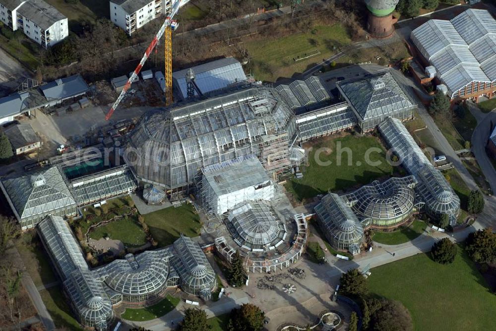 Aerial photograph Berlin - Dahlem - Blick auf die Baustelle zur Grundsanierung des 100 Jahre alten Wahrzeichens des Botanischen Garten Berlin-Dahlem,dem Großen Tropenhauses.Die Grundsanierung des Großen Tropenhauses war unumgänglich, da das denkmalgeschützte Wahrzeichen für Wissenschaft, Forschung und Lehre sowie für die breite Öffentlichkeit dauerhaft erhalten werden soll. Alle technischen Anlagen sind stark überaltert und entsprechend störanfällig. Das Ausfallrisiko und somit das Gefährdungspotential für die wertvolle Pflanzensammlung ist hoch. Funktionierende Regelungsmöglichkeiten im heutigen Sinne existierten nicht. Die kranartige Befahranlage zur Pflege der riesigen Pflanzen und zur Wartung der Glashülle von innen kann nicht mehr eingesetzt werden. Millionen feiner Haarrisse durchziehen die großflächigen Verglasungen. Seit August 2006 dauernd die bis zum Dezember 2008 geplanten Sanierungsarbeiten.Botanischer Garten und Botanisches Museum Berlin-Dahlem (BGBM) Zentraleinrichtung der Freien Universität Berlin,Königin-Luise-Str. 6-8, 14195 Berlin,Telefon: (+4930) 838-50100 http://