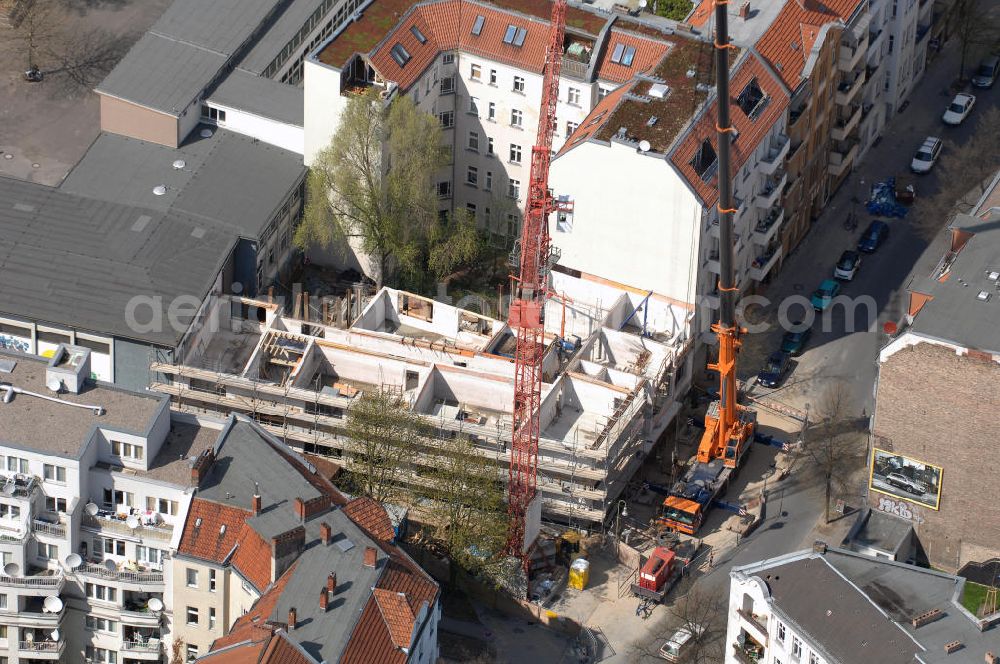 Aerial photograph Berlin - Blick auf die Baustelle zur Umgestaltung des Sasarsteigs in Berlin-Neukölln. Das Bezirksamt plant dort eine Erweiterung des Bolzplatzes der anliegenden evangelischen Schule, einen neuen Schuleingang sowie einen multifunbktionalen Kiezplatz.