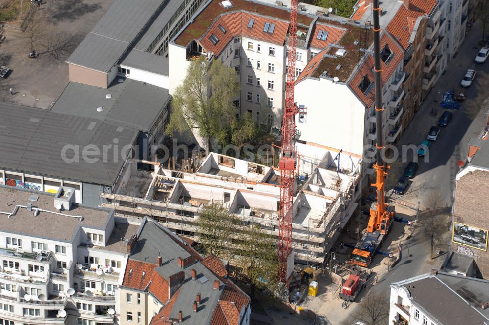 Berlin from the bird's eye view: Blick auf die Baustelle zur Umgestaltung des Sasarsteigs in Berlin-Neukölln. Das Bezirksamt plant dort eine Erweiterung des Bolzplatzes der anliegenden evangelischen Schule, einen neuen Schuleingang sowie einen multifunbktionalen Kiezplatz.