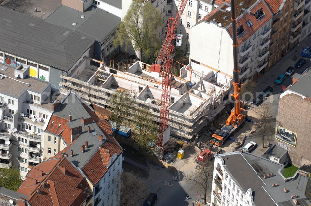 Aerial photograph Berlin - Blick auf die Baustelle zur Umgestaltung des Sasarsteigs in Berlin-Neukölln. Das Bezirksamt plant dort eine Erweiterung des Bolzplatzes der anliegenden evangelischen Schule, einen neuen Schuleingang sowie einen multifunbktionalen Kiezplatz.