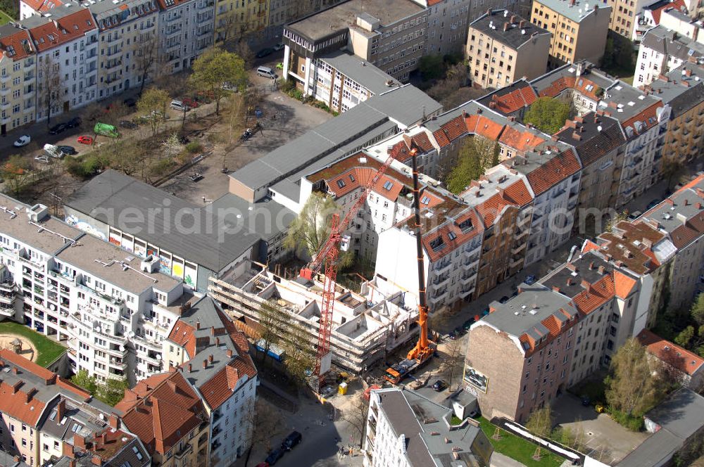 Berlin from above - Blick auf die Baustelle zur Umgestaltung des Sasarsteigs in Berlin-Neukölln. Das Bezirksamt plant dort eine Erweiterung des Bolzplatzes der anliegenden evangelischen Schule, einen neuen Schuleingang sowie einen multifunbktionalen Kiezplatz.