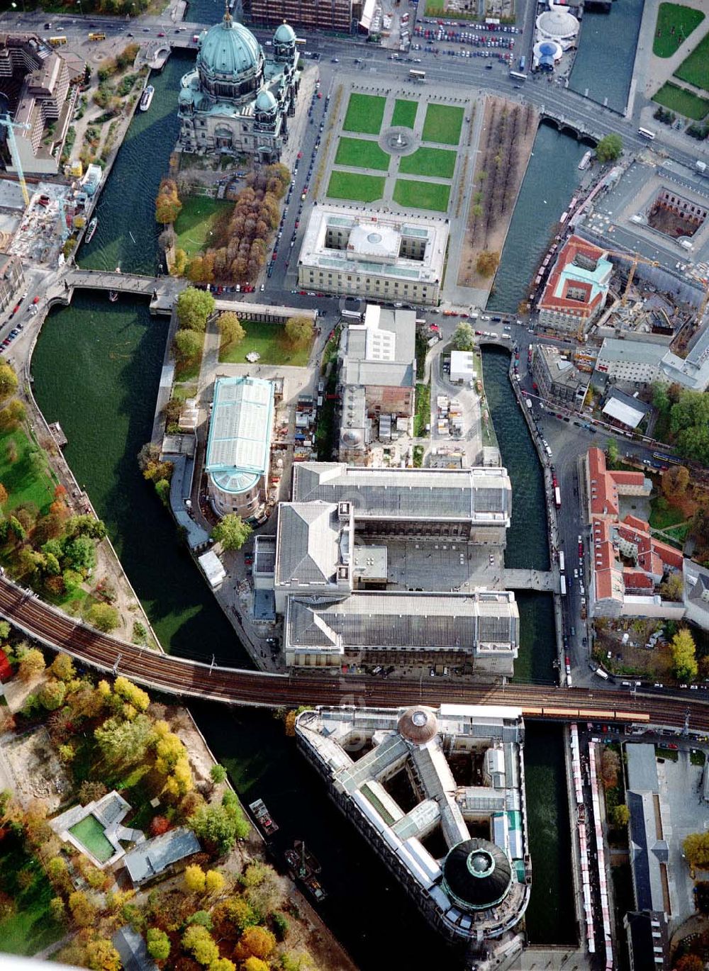 Aerial image Berlin - Gelände der Berliner Museumsinsel mit dem Pergamonmuseum.