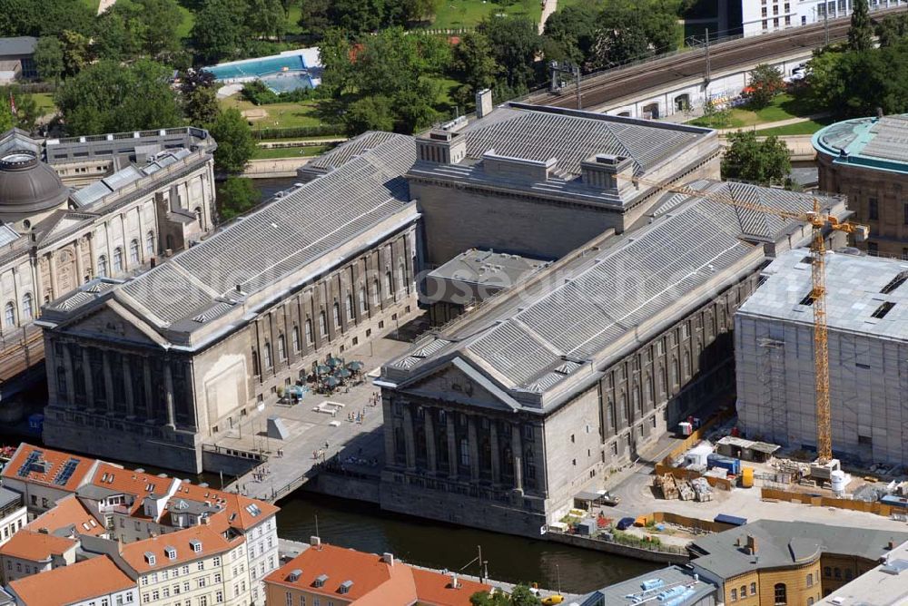 Aerial image Berlin - Blick auf die Bauten der Berliner Museumsinsel, siel ist die nördliche Spitze der Spreeinsel im Zentrum Berlins. Sie ist historisch die Keimzelle der Berliner Museumslandschaft und mit ihren Museen heute ein viel besuchter touristischer Anlaufpunkt und einer der wichtigsten Museumskomplexe der Welt. Seit 1999 gehört die Museumsinsel als weltweit einzigartiges bauliches und kulturelles Ensemble dem Weltkulturerbe der UNESCO an.