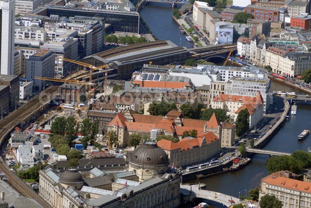 Aerial photograph Berlin - Blick auf die Bauten der Berliner Museumsinsel, siel ist die nördliche Spitze der Spreeinsel im Zentrum Berlins. Sie ist historisch die Keimzelle der Berliner Museumslandschaft und mit ihren Museen heute ein viel besuchter touristischer Anlaufpunkt und einer der wichtigsten Museumskomplexe der Welt. Seit 1999 gehört die Museumsinsel als weltweit einzigartiges bauliches und kulturelles Ensemble dem Weltkulturerbe der UNESCO an.