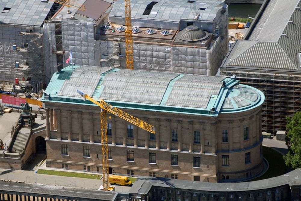 Berlin from above - Blick auf die Bauten der Berliner Museumsinsel, siel ist die nördliche Spitze der Spreeinsel im Zentrum Berlins. Sie ist historisch die Keimzelle der Berliner Museumslandschaft und mit ihren Museen heute ein viel besuchter touristischer Anlaufpunkt und einer der wichtigsten Museumskomplexe der Welt. Seit 1999 gehört die Museumsinsel als weltweit einzigartiges bauliches und kulturelles Ensemble dem Weltkulturerbe der UNESCO an.