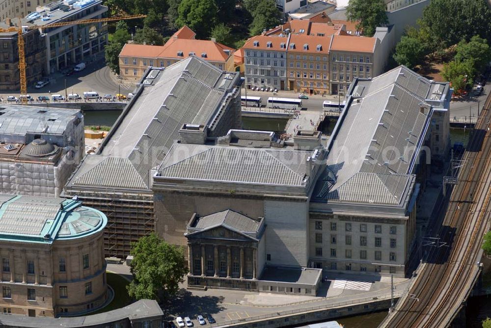 Berlin from the bird's eye view: Blick auf die Bauten der Berliner Museumsinsel, siel ist die nördliche Spitze der Spreeinsel im Zentrum Berlins. Sie ist historisch die Keimzelle der Berliner Museumslandschaft und mit ihren Museen heute ein viel besuchter touristischer Anlaufpunkt und einer der wichtigsten Museumskomplexe der Welt. Seit 1999 gehört die Museumsinsel als weltweit einzigartiges bauliches und kulturelles Ensemble dem Weltkulturerbe der UNESCO an.