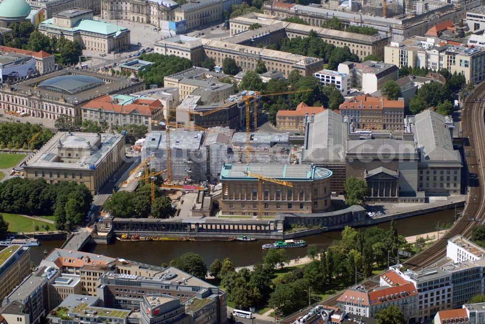 Aerial image Berlin - Blick auf die Bauten der Berliner Museumsinsel, siel ist die nördliche Spitze der Spreeinsel im Zentrum Berlins. Sie ist historisch die Keimzelle der Berliner Museumslandschaft und mit ihren Museen heute ein viel besuchter touristischer Anlaufpunkt und einer der wichtigsten Museumskomplexe der Welt. Seit 1999 gehört die Museumsinsel als weltweit einzigartiges bauliches und kulturelles Ensemble dem Weltkulturerbe der UNESCO an.