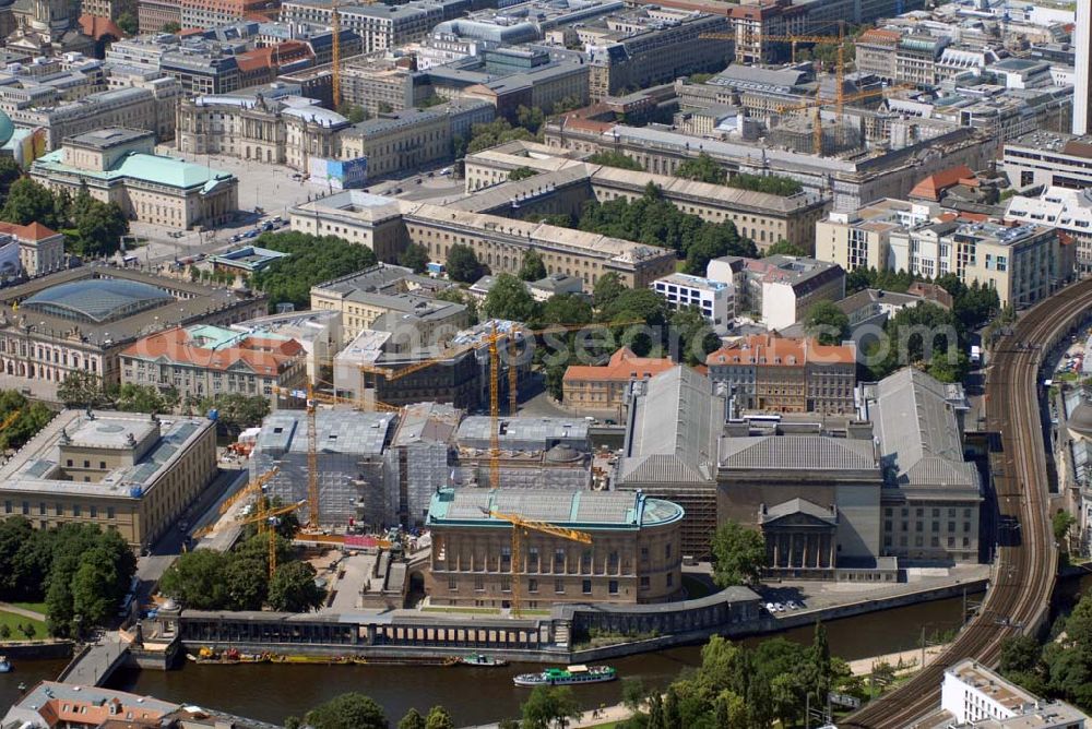 Aerial photograph Berlin - Blick auf die Bauten der Berliner Museumsinsel, siel ist die nördliche Spitze der Spreeinsel im Zentrum Berlins. Sie ist historisch die Keimzelle der Berliner Museumslandschaft und mit ihren Museen heute ein viel besuchter touristischer Anlaufpunkt und einer der wichtigsten Museumskomplexe der Welt. Seit 1999 gehört die Museumsinsel als weltweit einzigartiges bauliches und kulturelles Ensemble dem Weltkulturerbe der UNESCO an.