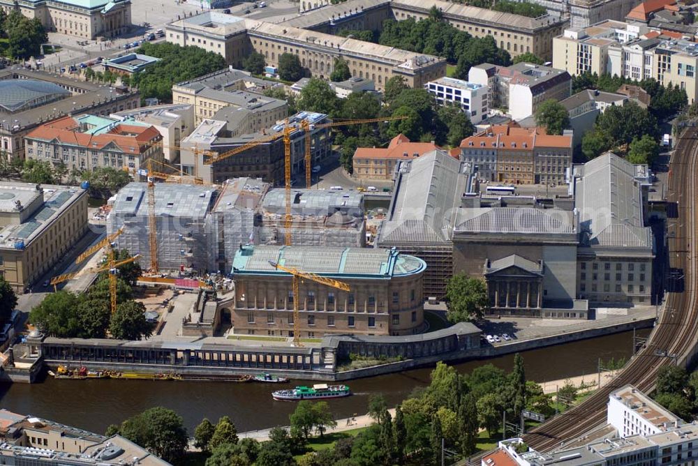 Berlin from above - Blick auf die Bauten der Berliner Museumsinsel, siel ist die nördliche Spitze der Spreeinsel im Zentrum Berlins. Sie ist historisch die Keimzelle der Berliner Museumslandschaft und mit ihren Museen heute ein viel besuchter touristischer Anlaufpunkt und einer der wichtigsten Museumskomplexe der Welt. Seit 1999 gehört die Museumsinsel als weltweit einzigartiges bauliches und kulturelles Ensemble dem Weltkulturerbe der UNESCO an.