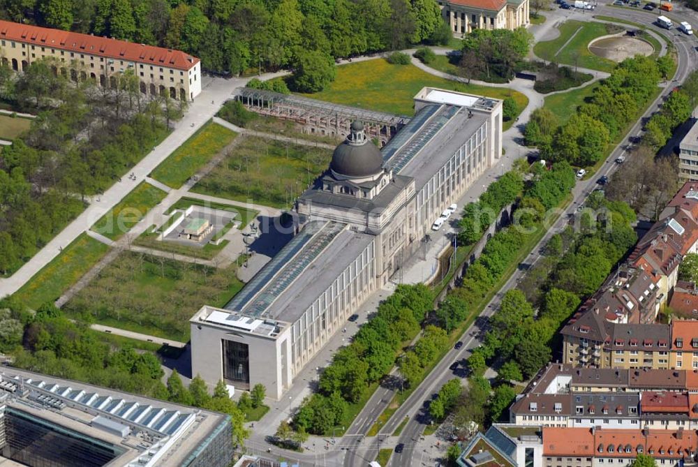 Aerial photograph München - Blick auf den Hofgarten und die Bayerische Staatskanzlei in München Kontakt Bayerische Staatskanzlei: Franz-Josef-Strauß-Ring 1, 80539 München, Tel.: 089 / 2165-0, Fax: 089 / 29 40 44, E-Mail: direkt@bayern.de