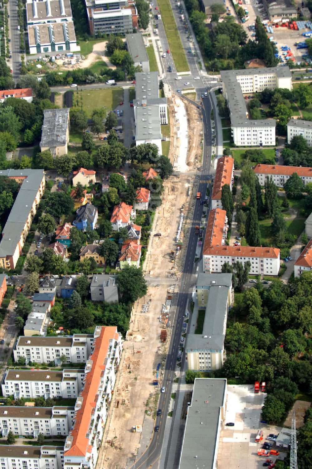 Aerial image Berlin - Blick auf das Gleisnetz am Betriebsbahnhof Schöneweide. Dieser ist links im Bild zu sehen, direkt am Adlergestell. Im Bildzentrum befindet sich die Hauptwerkstatt Berlin-Schöneweide der S-Bahn Berlin GmbH, die sich hauptsächlich mit der Fahrzeugerhaltung des Wagenparkes der Berliner S-Bahn sowie der U- und Straßenbahnzüge der Stadt befasst.