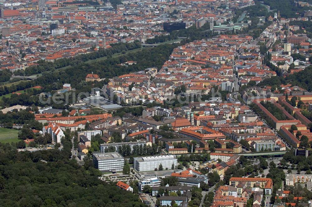 Aerial image München - Blick auf die beiden Stadtteile Münchens, die durch den Fluss Isar voneinan der getrennt werden. Das dunkle Gebäude ist das Europaparlament. Davor befindet sich die Museumsinsel mit dem Deutschen Museum. Munich 2007/07/15 The disctricts of Munich, which are separated by the river Isar. Visible is the dark building of the Europa-Parliament and the isle with the German Museum of Masterpieces of Science and Technology.