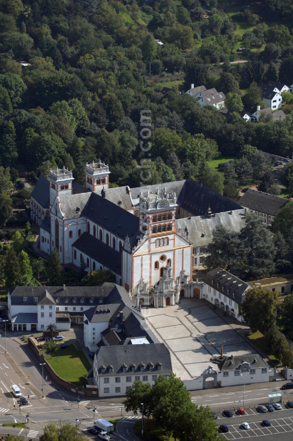 Aerial image Trier - Blick auf die Benediktinerabtei St. Matthias in Trier. Sie ist eine romanische Basilika und bedeutende Pilgerstätte der Matthiasbruderschaften. Seit dem 12. Jahrhundert verehrt man hier das Grab des Apostels Matthias, dessen Namen die Abtei trägt. Die Basilika wurde am 13. Januar 1148 geweiht und vereint vier Funktionen. Sie ist zum einen Pfarrkirche der gleichnamigen Pfarrei, Mönchskirche der Benediktinergemeinschaft, Pilgerkirche mit dem Grab des Apostels Matthias und zum an deren Grabkirche der ersten Trierer Bischöfe Eucharius und Valerius. Die Mönchsgemeinschaft der Abtei besteht momentan aus 18 Mitgliedern, die sich um die Pfarrseelsorge, den Empfang der Pilgerer zum Apostelgrab, die Aufnahme von Gästen, sowie handwerkliche und wissenschaftliche Aufgaben kümmern. Kontakt: Benediktinerabtei St. Matthias, Matthiasstraße 85 54290 Trier, Tel. +49(0)651 1709 0, Fax +49(0)651 1709 243, Email: benediktiner@abteistmatthias.de