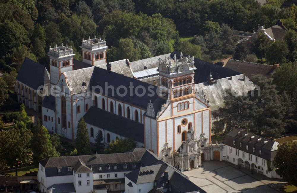 Aerial photograph Trier - Blick auf die Benediktinerabtei St. Matthias in Trier. Sie ist eine romanische Basilika und bedeutende Pilgerstätte der Matthiasbruderschaften. Seit dem 12. Jahrhundert verehrt man hier das Grab des Apostels Matthias, dessen Namen die Abtei trägt. Die Basilika wurde am 13. Januar 1148 geweiht und vereint vier Funktionen. Sie ist zum einen Pfarrkirche der gleichnamigen Pfarrei, Mönchskirche der Benediktinergemeinschaft, Pilgerkirche mit dem Grab des Apostels Matthias und zum an deren Grabkirche der ersten Trierer Bischöfe Eucharius und Valerius. Die Mönchsgemeinschaft der Abtei besteht momentan aus 18 Mitgliedern, die sich um die Pfarrseelsorge, den Empfang der Pilgerer zum Apostelgrab, die Aufnahme von Gästen, sowie handwerkliche und wissenschaftliche Aufgaben kümmern. Kontakt: Benediktinerabtei St. Matthias, Matthiasstraße 85 54290 Trier, Tel. +49(0)651 1709 0, Fax +49(0)651 1709 243, Email: benediktiner@abteistmatthias.de