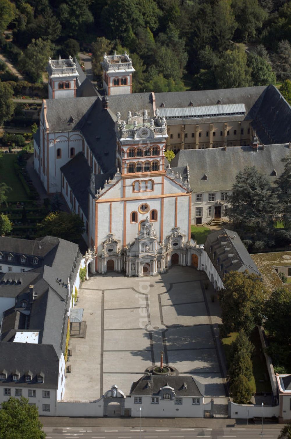 Trier from above - Blick auf die Benediktinerabtei St. Matthias in Trier. Sie ist eine romanische Basilika und bedeutende Pilgerstätte der Matthiasbruderschaften. Seit dem 12. Jahrhundert verehrt man hier das Grab des Apostels Matthias, dessen Namen die Abtei trägt. Die Basilika wurde am 13. Januar 1148 geweiht und vereint vier Funktionen. Sie ist zum einen Pfarrkirche der gleichnamigen Pfarrei, Mönchskirche der Benediktinergemeinschaft, Pilgerkirche mit dem Grab des Apostels Matthias und zum an deren Grabkirche der ersten Trierer Bischöfe Eucharius und Valerius. Die Mönchsgemeinschaft der Abtei besteht momentan aus 18 Mitgliedern, die sich um die Pfarrseelsorge, den Empfang der Pilgerer zum Apostelgrab, die Aufnahme von Gästen, sowie handwerkliche und wissenschaftliche Aufgaben kümmern. Kontakt: Benediktinerabtei St. Matthias, Matthiasstraße 85 54290 Trier, Tel. +49(0)651 1709 0, Fax +49(0)651 1709 243, Email: benediktiner@abteistmatthias.de