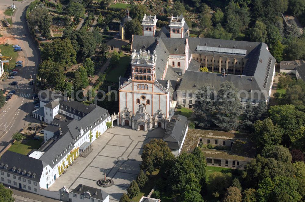 Trier from the bird's eye view: Blick auf die Benediktinerabtei St. Matthias in Trier. Sie ist eine romanische Basilika und bedeutende Pilgerstätte der Matthiasbruderschaften. Seit dem 12. Jahrhundert verehrt man hier das Grab des Apostels Matthias, dessen Namen die Abtei trägt. Die Basilika wurde am 13. Januar 1148 geweiht und vereint vier Funktionen. Sie ist zum einen Pfarrkirche der gleichnamigen Pfarrei, Mönchskirche der Benediktinergemeinschaft, Pilgerkirche mit dem Grab des Apostels Matthias und zum an deren Grabkirche der ersten Trierer Bischöfe Eucharius und Valerius. Die Mönchsgemeinschaft der Abtei besteht momentan aus 18 Mitgliedern, die sich um die Pfarrseelsorge, den Empfang der Pilgerer zum Apostelgrab, die Aufnahme von Gästen, sowie handwerkliche und wissenschaftliche Aufgaben kümmern. Kontakt: Benediktinerabtei St. Matthias, Matthiasstraße 85 54290 Trier, Tel. +49(0)651 1709 0, Fax +49(0)651 1709 243, Email: benediktiner@abteistmatthias.de