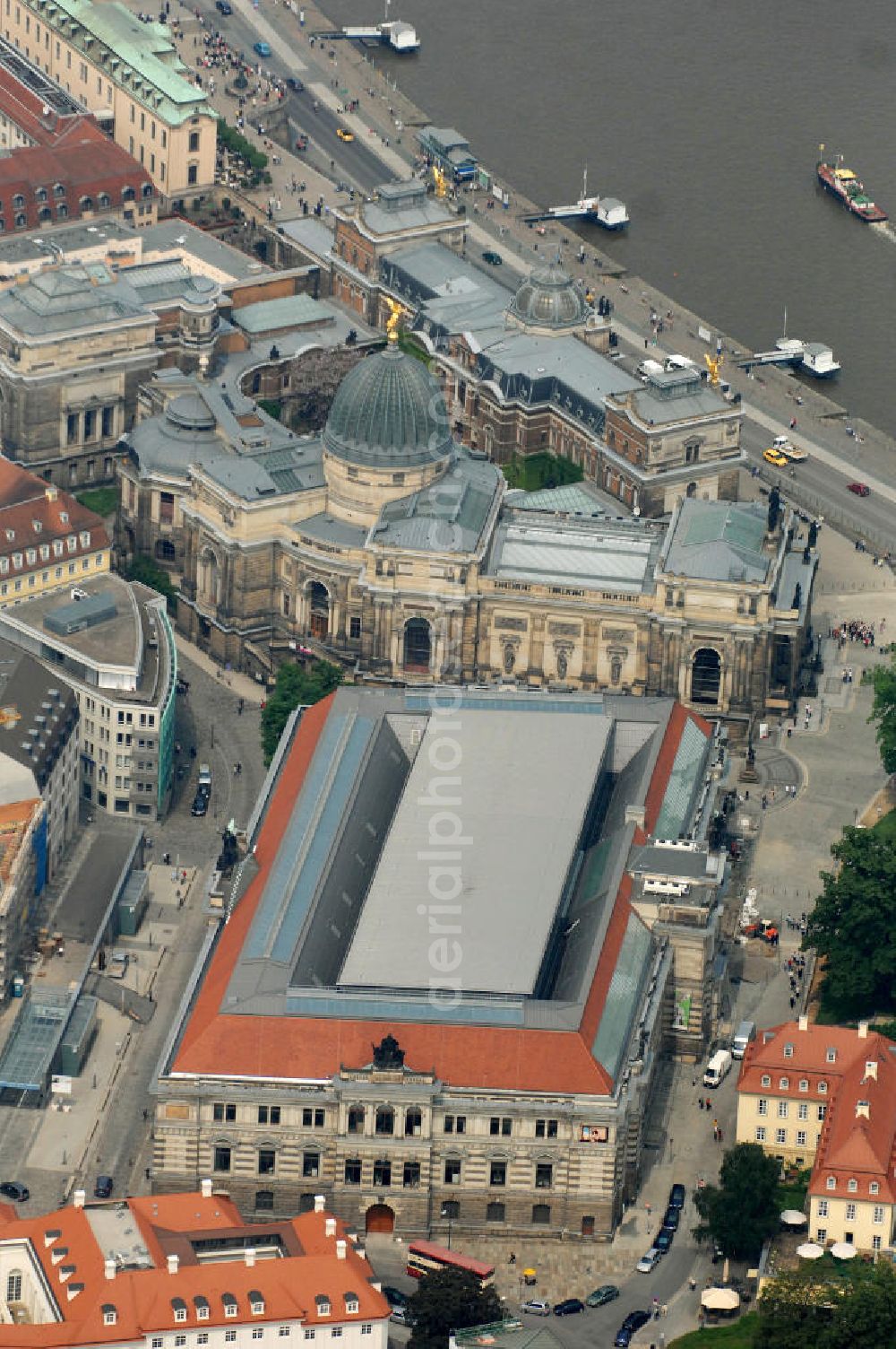 Aerial image Dresden - Blick über das Albertinum Museum und die Hochschule für Bildende Künste am Elbufer in Dresden. Das Albertinum liegt am östlichen Ende der Brühlschen Terrasse und beherbergt die Galerie Neue Meister und die Skulpturensammlung der Staatlichen Kunstsammlungen Dresden / Sachsen. The Albertinum Museum and the College of Fine Arts Dresden at the riverside from the river Elbe.