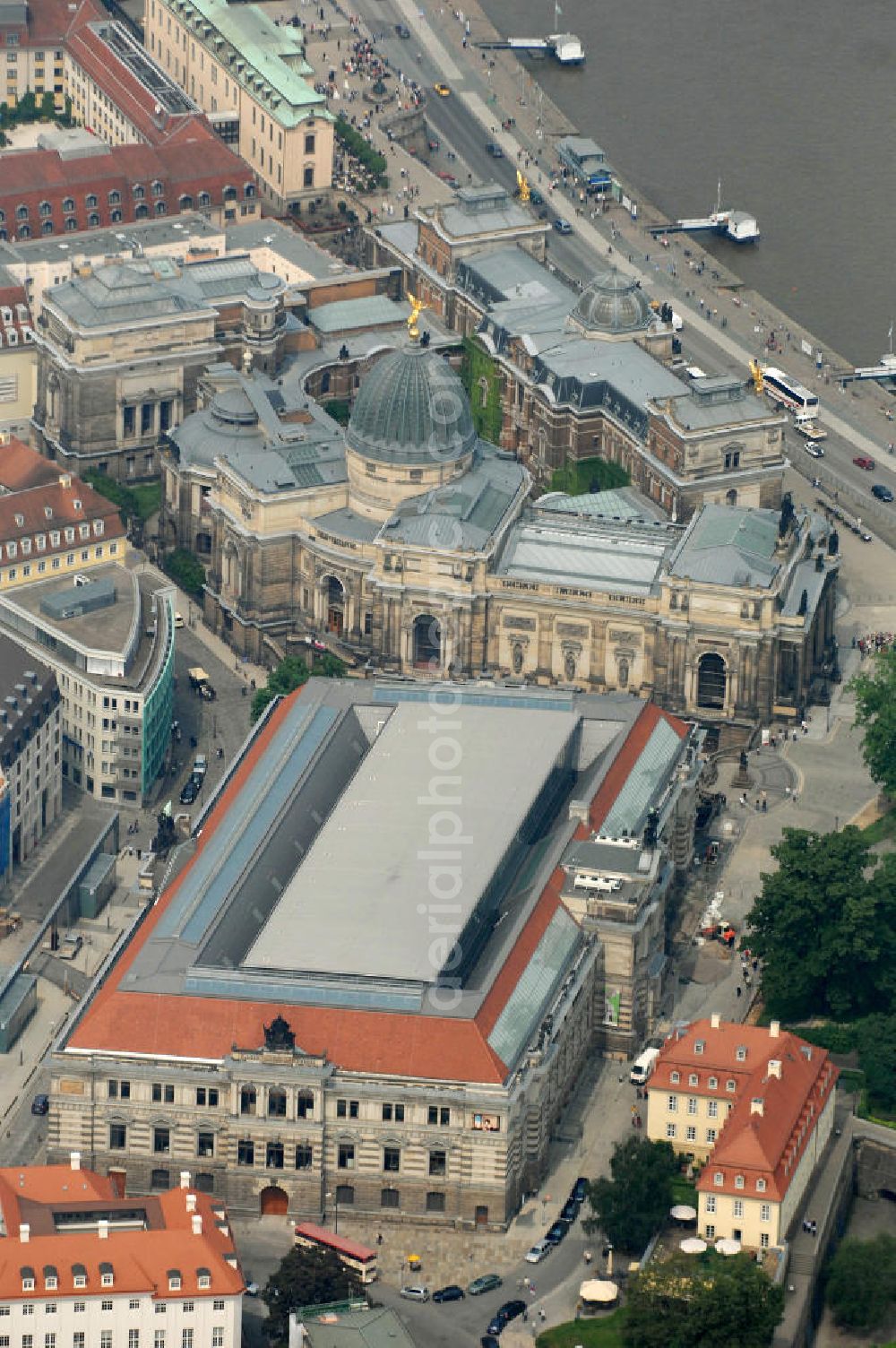 Aerial photograph Dresden - Blick über das Albertinum Museum und die Hochschule für Bildende Künste am Elbufer in Dresden. Das Albertinum liegt am östlichen Ende der Brühlschen Terrasse und beherbergt die Galerie Neue Meister und die Skulpturensammlung der Staatlichen Kunstsammlungen Dresden / Sachsen. The Albertinum Museum and the College of Fine Arts Dresden at the riverside from the river Elbe.