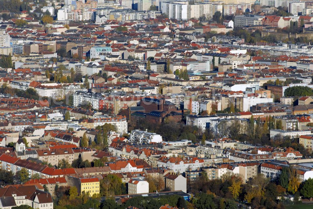 Berlin from the bird's eye view: Kreuzberg Blick über den Stadtteil Kreuzberg der Landeshauptstadt Berlin. Diagonal durch das Bild verlaufen das Maybachufer und das Paul-Lincke Ufer, an dem sich ein ehemaliges Umspannwerk befindet. Dieses wurde 1984 stillgelegt. Heute haben Unternehmen aus den neuen Medien ihren Sitz darin, außerdem bietet es einen vielseitig nutzbaren Veranstaltungsbereich. Kontakt: Bezirksamt Friedrichshain-Kreuzberg von Berlin, Postfach 350701 10216 Berlin, Tel. +49(0)30 90298 0, Email: presse@ba-fk.verwalt-berlin.de